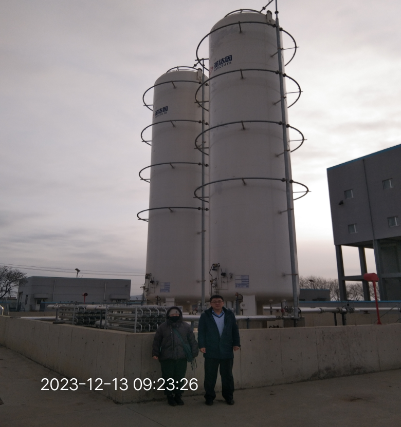 中信-储罐区合影.png